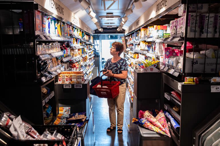 Una cliente hace sus compras en un supermercado móvil de la cadena REWE que entrega productos de primera necesidad en el pueblo de Lohne, cerca de Fritzlar, en el centro de Alemania, el 6 de julio de 2023.