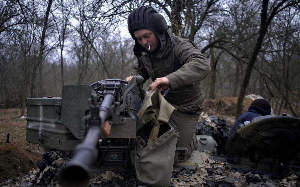 A Ukrainian serviceman of "Adam" tactical group prepares a T-64 tank to move to the positions on the front line near Bakhmut - SERGEY SHESTAK/AFP