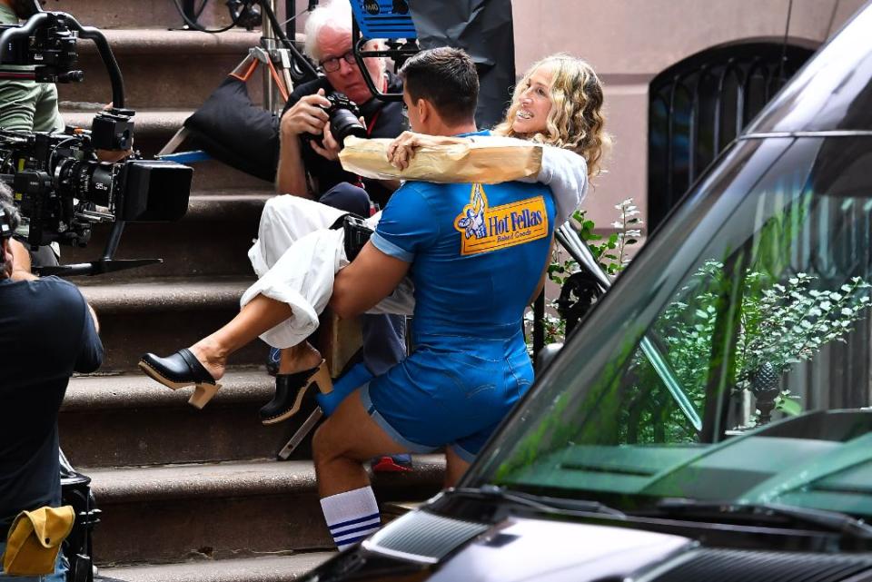 Sarah Jessica Parker gets a helping hand on set of ‘And Just Like That’ in New York, Sept. 17. - Credit: Robert O' Neil/Splash News