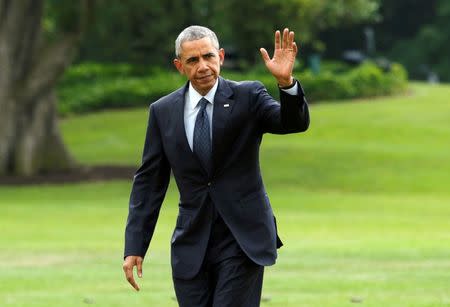 U.S. President Barack Obama waves as he walks on the South Lawn of the White House upon his return to Washington, U.S., from Orlando, June 16, 2016. REUTERS/Yuri Gripas