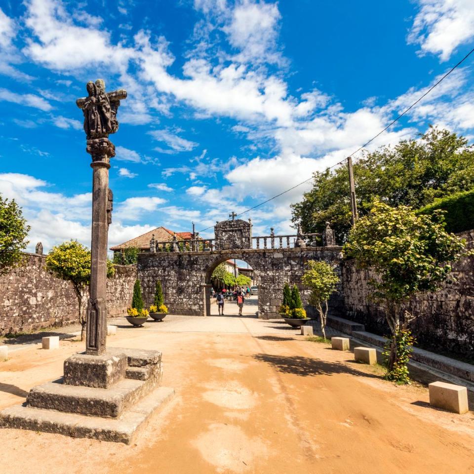 Cruceiro en la entrada del monasterio de Santa María de Armenteira, en Pontevedra, Galicia