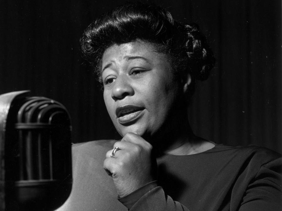 Sie ist die "First Lady of Song", die "Queen of Jazz": Ella Fitzgerald gehörte zu den ersten großen Stars der Musikgeschichte. Vor allem ist sie für ihre Interpretationen des "Great American Songbooks" bekannt. Mit ihrem Scatgesang und einer stets spielerisch-freien Phrasierung konnte sie 13 Grammy Awards einheimsen. (Bild: Keystone/Getty Images)