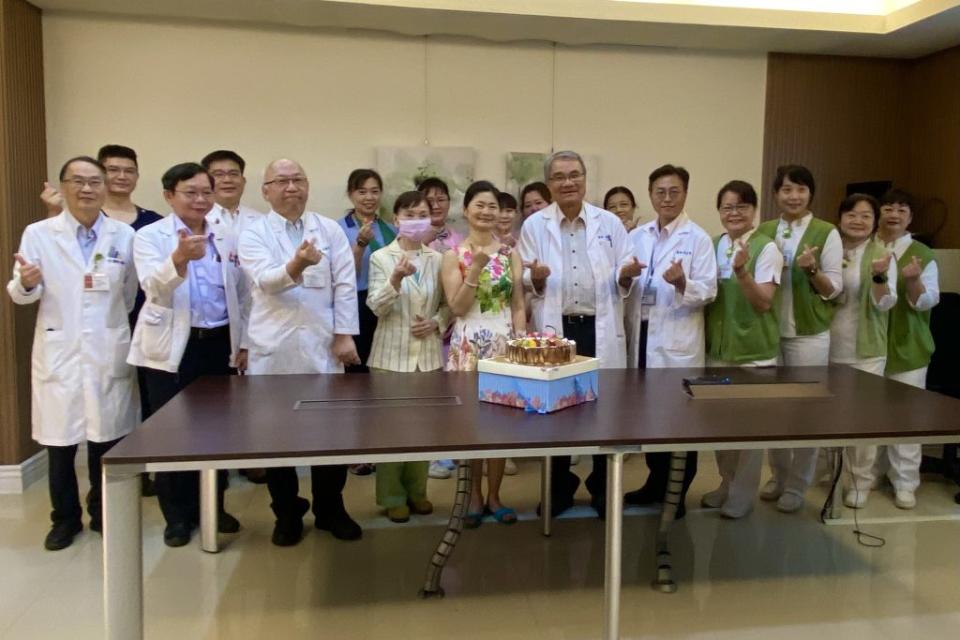 寶林食物中毒案重症個案黃舒君（前排左5）在台南市醫接受治療後，於15日康復出院，院方當天準備蛋糕歡送。（台南市立醫院提供／中央社）