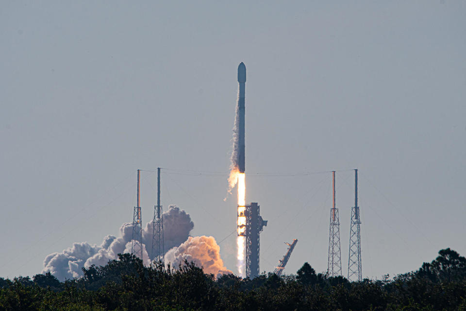 A SpaceX Falcon 9 rocket leaves Pad 40 at Cape Canaveral Space Force Station carrying 21 Starlink satellites. / Credit: William Harwood/CBS News