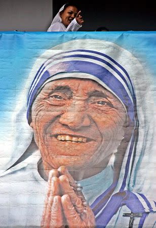 A Catholic nun from the Missionaries of Charity gestures while standing on the balcony of Mother Teresa's house during the ninth anniversary of Mother Teresa's death in Kolkata, India, in this September 5, 2006 file photo. REUTERS/Parth Sanyal/Files