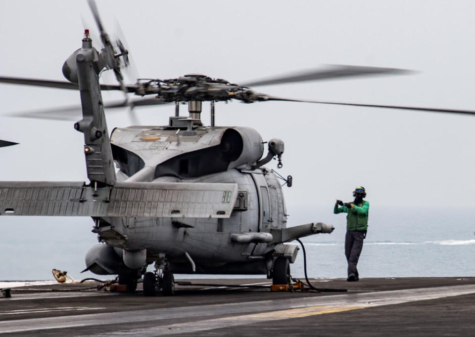 美國海軍MH-60R反潛直升機於雷根號航母起降。（美國海軍、美聯社資料照片）