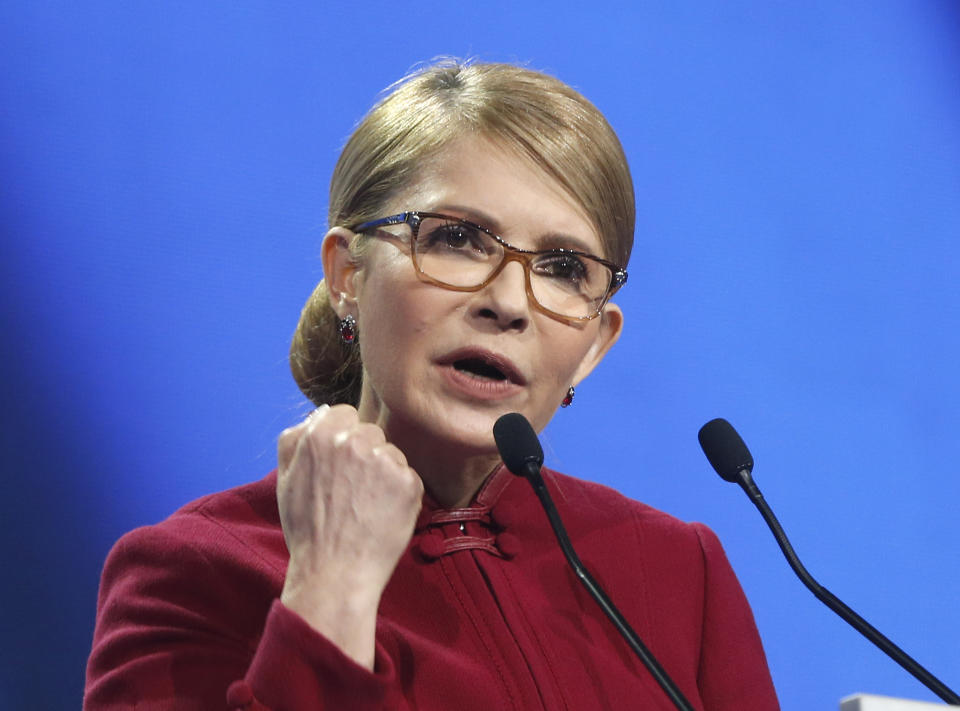 Julia Timoschenko spricht während einer Kundgebung. Die Ukrainische Vaterlandspartei (Batkiwschtschyna) nominiert ihre Vorsitzende Timoschenko als Präsidentschaftskandidatin. (Bild: Efrem Lukatsky/AP/dpa)