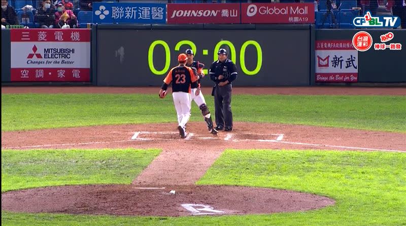 劉軒荅換局時和主審抗議。（圖／翻攝自CPBL TV）