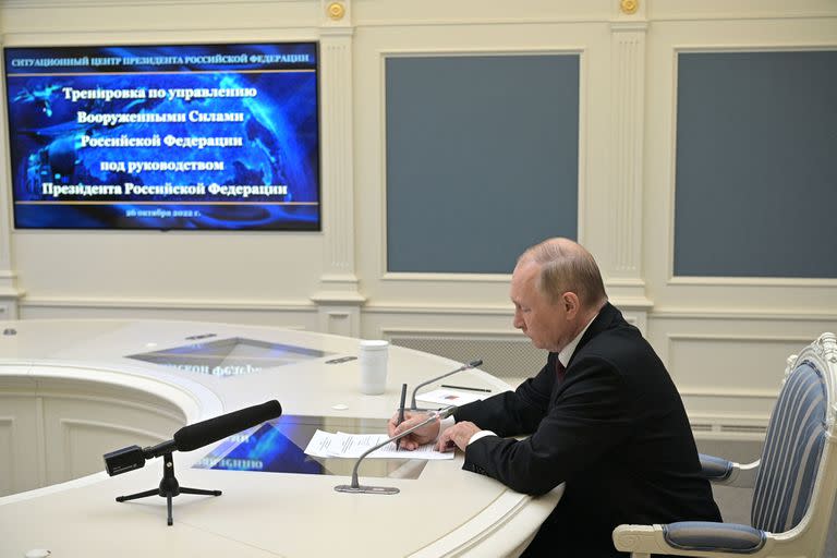 Russian President Vladimir Putin oversees the training of the strategic deterrence forces, troops responsible for responding to threats of nuclear war, via a video link in Moscow on October 26, 2022. (Photo by Alexei Babushkin / SPUTNIK / AFP)