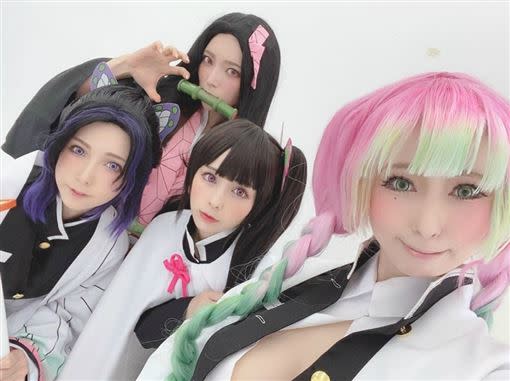 波多野結衣（左）等人Cosplay《鬼滅之刃》。（圖／翻攝自波多野結衣推特）