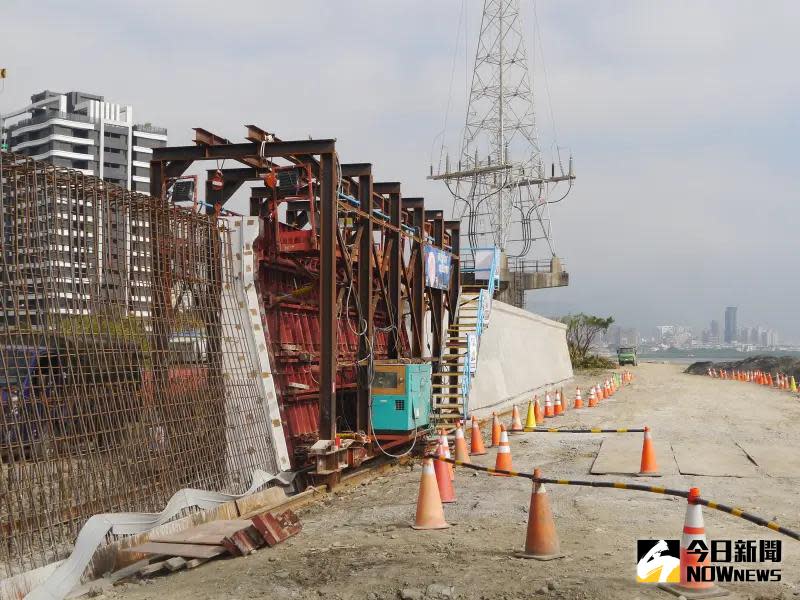 ▲二重疏洪道左岸加高工程，完工後將可大幅降低五股地區溢淹風險。（圖 ／記者吳嘉億攝，2024.01.18）