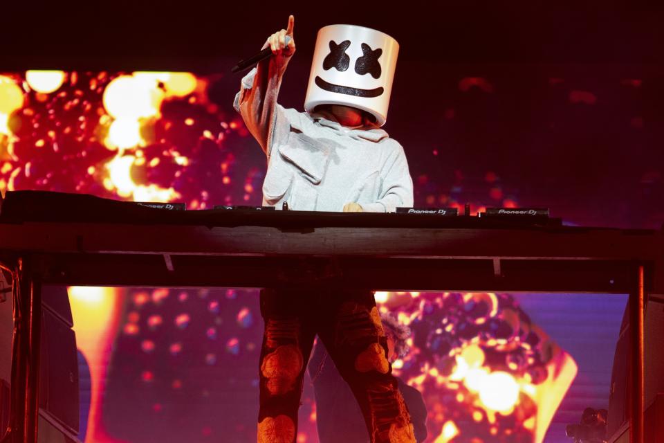 El DJ y productor estadounidense Marshmello durante su set en el Coca-Cola Flow Fest de la Ciudad de México el domingo 26 de noviembre de 2023. (Foto AP/Alejandro Godínez)