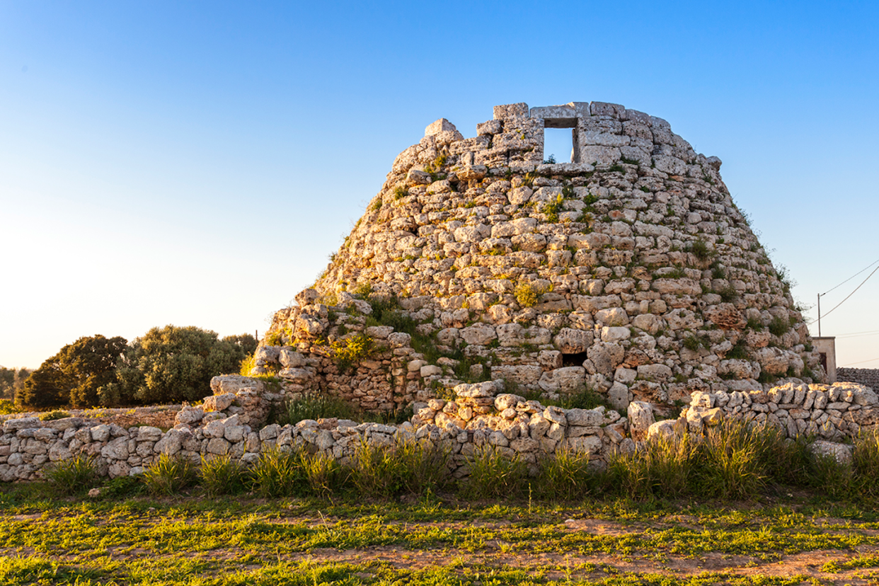 El talayot de Torelló, en Menorca. <a href="https://commons.wikimedia.org/wiki/File:Talaiot_de_Torell%C3%B31.png" rel="nofollow noopener" target="_blank" data-ylk="slk:Mcarbonellsalom/Wikimedia Commons;elm:context_link;itc:0;sec:content-canvas" class="link ">Mcarbonellsalom/Wikimedia Commons</a>, <a href="http://creativecommons.org/licenses/by-sa/4.0/" rel="nofollow noopener" target="_blank" data-ylk="slk:CC BY-SA;elm:context_link;itc:0;sec:content-canvas" class="link ">CC BY-SA</a>