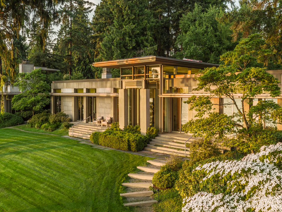 Bezos' 37,5-Millionen-Dollar-Villa in Hunts Point bietet einen Blick auf den Sonnenuntergang über dem Lake Washington östlich von Seattle. - Copyright: Michael Walmsley
