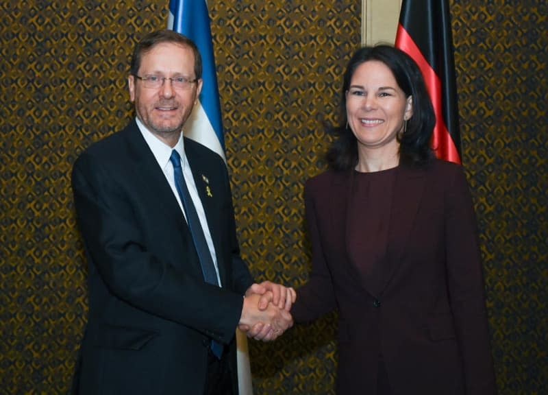 Israeli's President Isaac Herzog (L) welcomes Annalena Baerbock, Germany's Foreign Minister, ahead of a meeting with at a hotel in Jerusalem Maayan Toaf/GPO/dpa