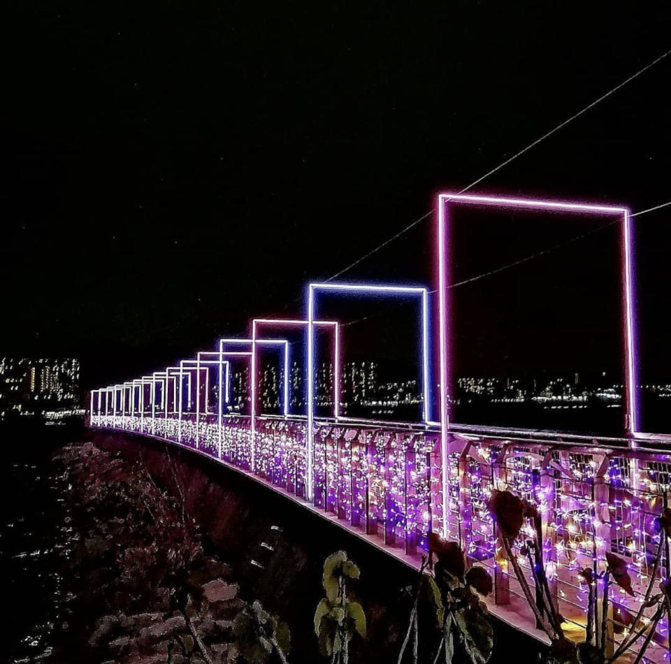 由即日起至2月26日期間，屯門碼頭海濱長廊的「幻愛橋」增設限定燈飾，以粉紫色及粉紅色為主，很浪漫。(siuming.liu.5@ig)