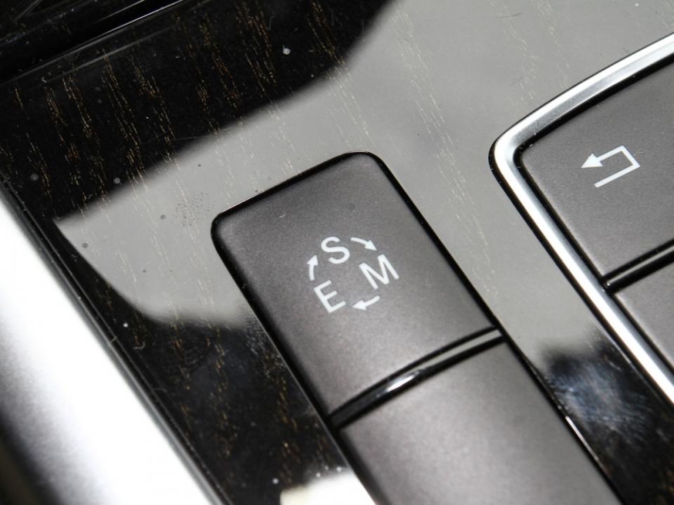 透過一指按鍵的切換可以展現出E 250 Avantgarde不同的性格表現。
