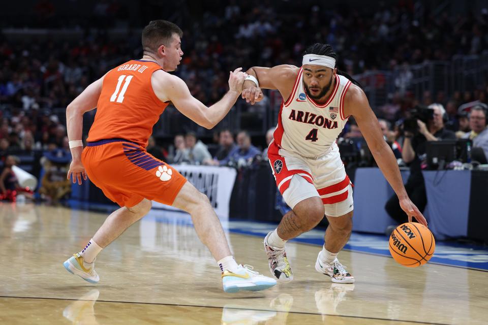 2024年3月28日、ロサンゼルスのクリプト・コム・アリーナで開催されたNCAA男子バスケットボールトーナメントのスイート16ラウンドで、前半にアリゾナ・ワイルドキャッツのカイラン・ボズウェル#4がクレムソン・タイガースの#11ジョセフ・ジラード3世とドライブする。