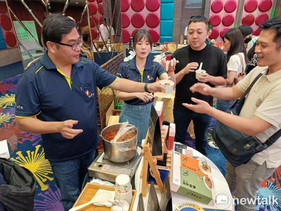 雲林良品業者提供魯肉飯試吃。   圖：唐復年/攝