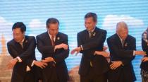 Foreign ministers of China (2L), Singapore (2R), Vietnam (L) and the Philippines (R) join hands before a group photo during the ASEAN ministerial meeting in Vientiane on July 25, 2016