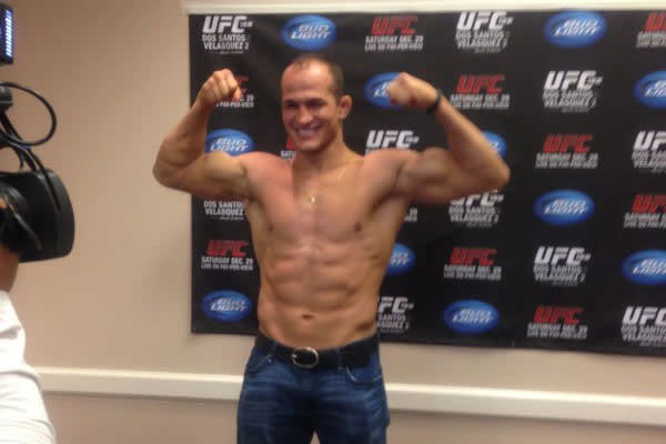 Junior dos Santos flexes his muscles during a photo shoot. (Yahoo! Deportes)