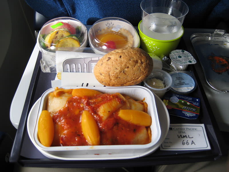 Un truco -sencillo- para que la comida de avión sepa mejor.