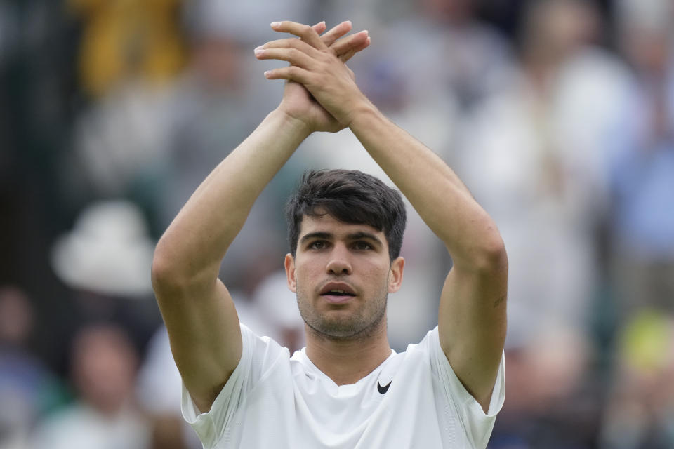 El español Carlos Alcaraz celebra tras vencer al australiano Aleksander Vukic en Wimbledon el miércoles 3 de julio del 2024. (AP Foto/Mosa'ab Elshamy)