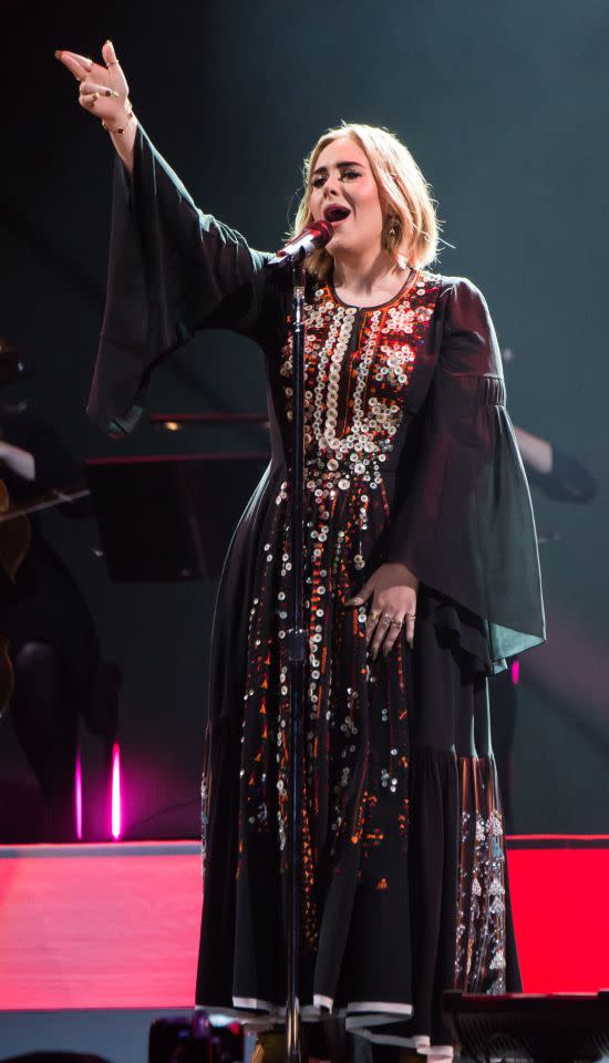 Adele est montée sur scène vêtue d'une robe ornée de paillettes. 