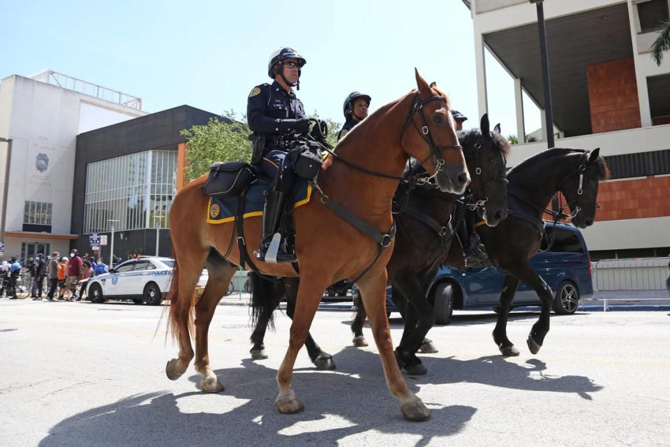 La patrulla montada de la Ciudad de Miami es vista cabalgando frente al City of Miami Police College en el downtown de la ciudad, el 30 de mayo de 2020