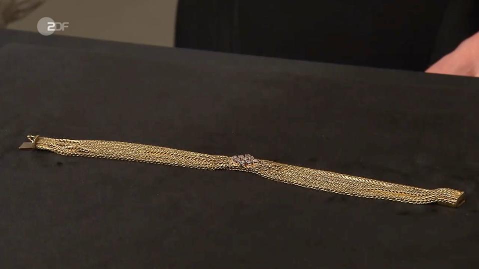 Ein Gold-Armband mit Diamanten aus 750er Gold stammte aus den 1960er-Jahren und wurde von Elke Velten für 1.600 Euro erworben. Die Expertise von Heide Rezepa-Zabel lag sogar noch etwas höher, bei 1.800 bis 2.000 Euro.