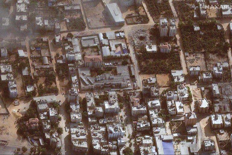 Esta imagen de satélite difundida por Maxar Technologies el 12 de noviembre de 2023 muestra los daños en los alrededores del hospital de campaña jordano en el distrito occidental de Tal al-Hawa, en la ciudad de Gaza. 