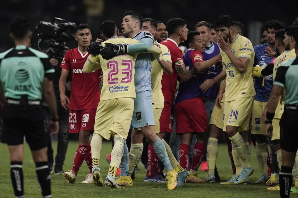 Los jugadores del América y del Toluca protagonizan un altercado al final del partido de vuelta de la semifinal de la Liga MX, el sábado 22 de octubre de 2022, en el Estadio Azteca (AP Foto/Eduardo Verdugo)