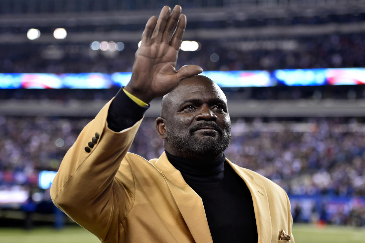 Lawrence Taylor brought back the New York Giants throwback uniforms. (Photo by Al Bello/Getty Images)