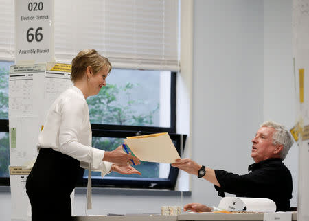 Democratic candidate for governor, Cynthia Nixon receives her ballot to cast her vote in the New York State Democratic primary in New York City, U.S., September 13, 2018. REUTERS/Brendan McDermid
