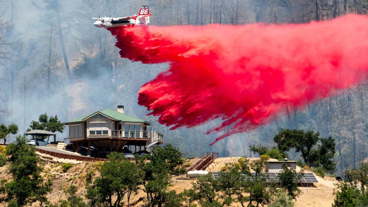 Im Bundesstaat Kalifornien kämpft die Feuerwehr gegen Waldbrände. (Bild: dpa)