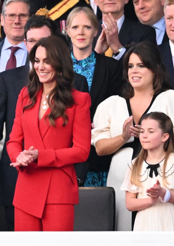 Kate Middleton con traje rojo de Alexander McQueen en el concierto por la coronación de Carlos III