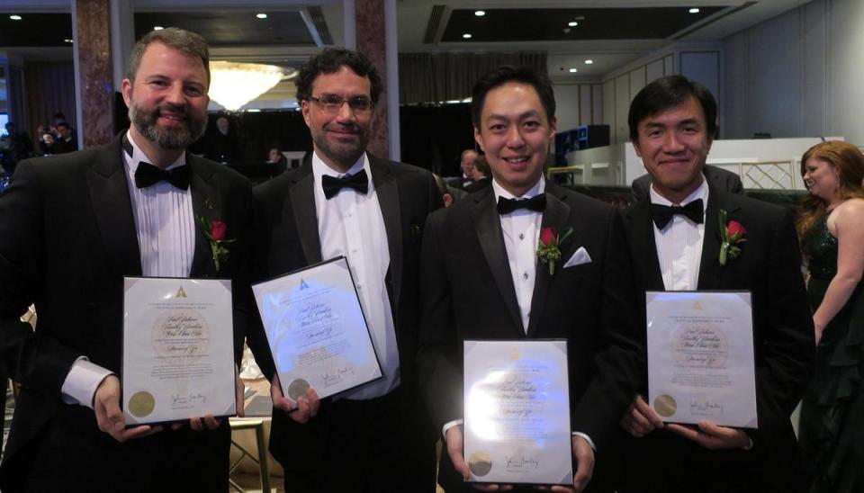 馬萬鈞（右二）與指導老師保羅戴貝克（左一）及另外兩位成員，於2019年獲頒奧斯卡科學技術成就獎。（翻攝自fxguide.com）