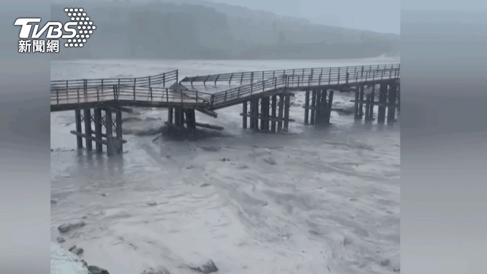 明霸克露橋8月初因颱風暴雨，已經斷裂過一次。（圖／TVBS資料畫面）