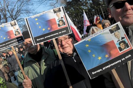 People demonstrate during an anti-government rally in front of the Prime Minister Chancellery in Warsaw, Poland, January 23, 2016. REUTERS/Krzysztof Miller/Agencja Gazeta