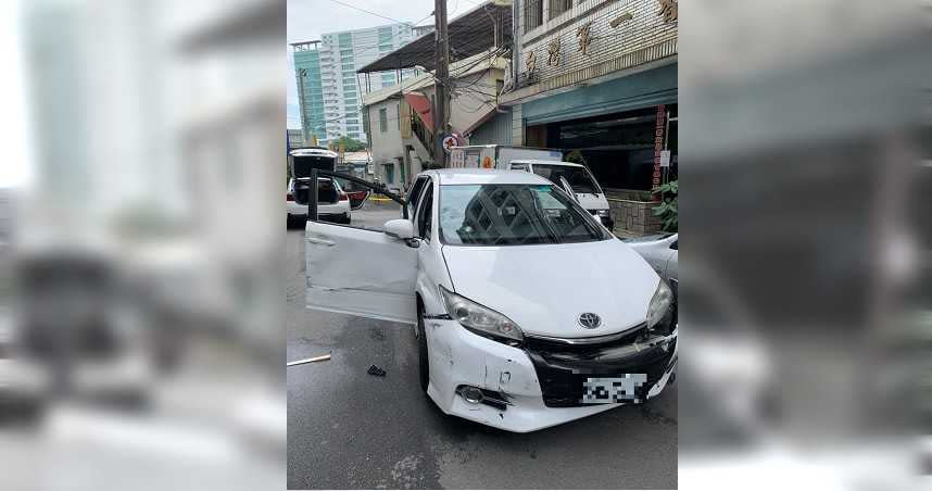 林男疑似在外與人有嫌隙，10名惡煞今日前往新店堵人，猛砸林男車輛外還砍傷林男，並將他強押上車。（圖／翻攝畫面）