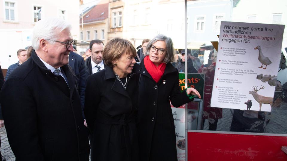 Bundespräsident Frank-Walter Steinmeier und seine Frau Elke Büdenbender (M.) besuchen mit Bürgermeisterin Barbara Lüke den Wochenmarkt in Pulsnitz.