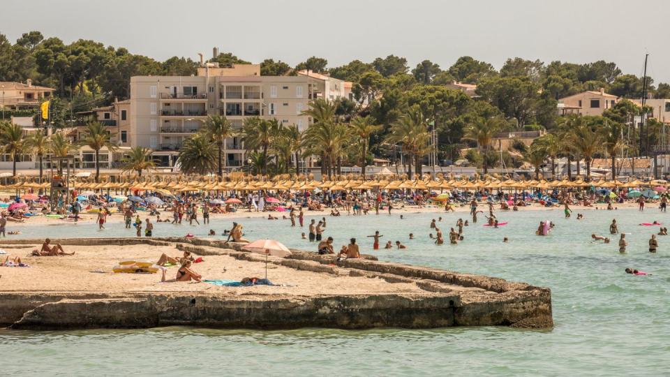 Badegäste am Strand von S'Arenal. Seit Ende Juni sind die Corona-Zahlen praktisch überall in Spanien rapide in die Höhe geschossen. Auf Mallorca lag die Sieben-Tage-Inzidenz zuletzt bei 365.