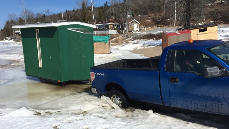 Pack up the shack, province tells ice fishermen