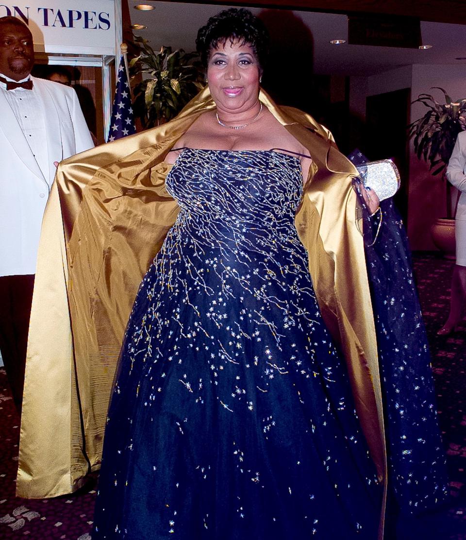 <p>The singer shows off her dress to photographers as she attends the 1999 White House Correspondents Association Dinner. (Rex) </p>