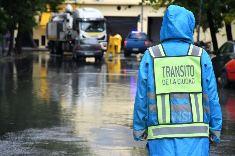 En el operativo de contingencia también trabajan agentes de tránsito