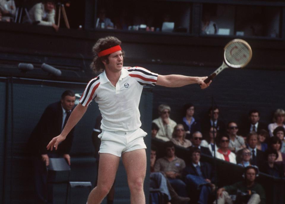 ... optisch durchaus noch ein bisschen Nachbesserungsbedarf besteht, lässt sich im Fall von Björn Borg kaum sagen, welcher der echte und welcher der Film-Borg ist. (Bild: Getty Images / Allsport Hulton/Archive)