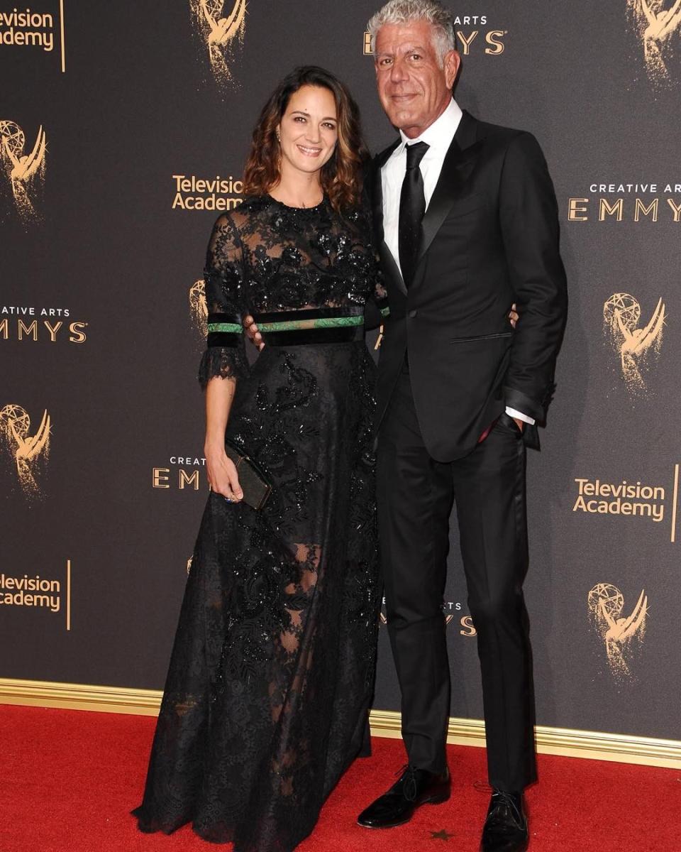 Ellos asistieron a los Premios Emmy juntos con un look elegante y convencional. Instagram @anthonybourdain