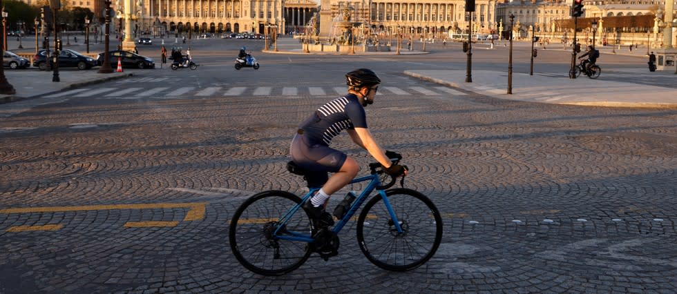 Parmi les mesures envisagées par la Mairie de Paris : construction de pistes cyclables, création de 100 000 places de stationnement sécurisées, et encore zone à trafic limité dans le centre de la capitale française. 
