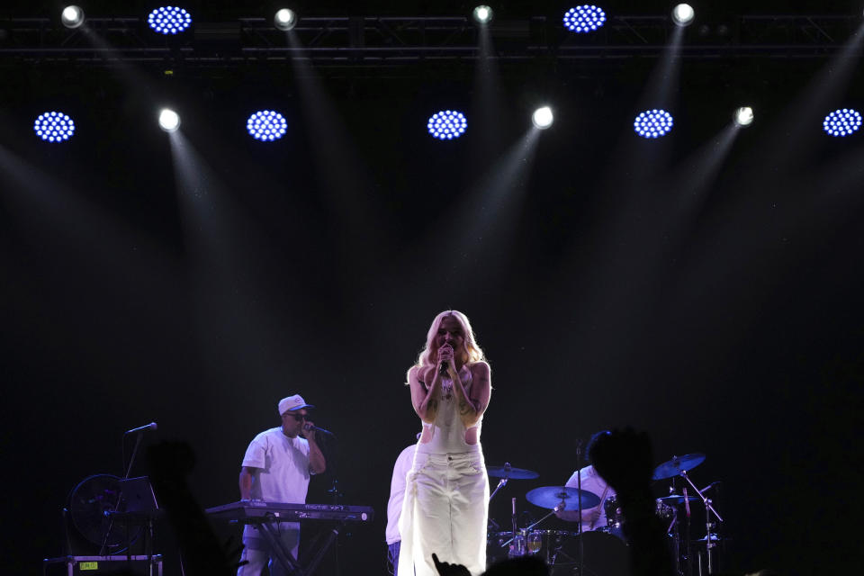 La cantautora estadounidense-venezolana Elena Rose durante su concierto en el Festival Tecate Emblema en la Ciudad de México el viernes 17 de mayo de 2024. (Foto AP/Fernando Llano)