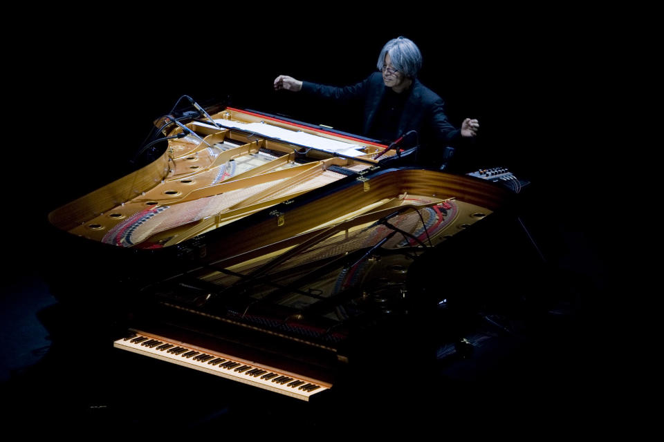 ARCHIVO – El maestro Ryuichi Sakamoto se presenta en el auditorio de Roma el miércoles 28 de octubre de 2009. La empresa discográfica japonesa Avex dijo que Sakamoto, quien hizo la música de películas como "The Last Emperor" y "The Revenant", ha muerto. Tenía 71 años. Falleció el 28 de marzo de acuerdo con un comunicado enviado el 2 de abril de 2023. (Foto AP/Domenico Stinellis, archivo)